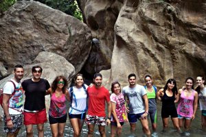 David Bisbal con el grupo con el que ha visitado Las Canales de Padules.