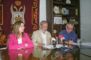 El alcalde, Félix López, junto a la teniente de alcalde y el portavoz municipal, durante la comparecencia.