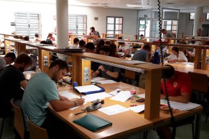 Decenas de estudiantes, ayer, en la sala 24 horas de la Universidad de Almería.