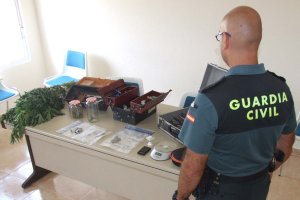 Droga y material incautados por la Guardia Civil.