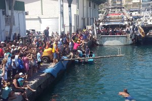 La rescatada cucaña dejó en Garrucha imágenes como ésta.