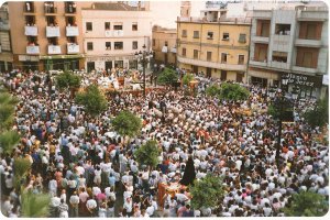 Concentración de patronos de las barriadas y de miles de devotos, en 1988.