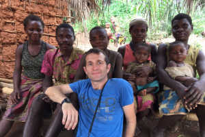 El neurocirujano Antonio Huete con un grupo de pigmeos en la República Centroafricana.
