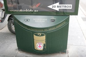 Contenedores de pilas en Almería.