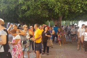 Primeras colas en la Plaza Vieja.