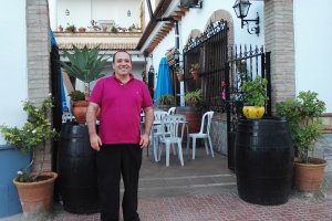 Antonio Abad en la puerta del restaurante de Padules