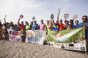 En la imagen, el concejal de Deportes, Juanjo Segura, con los representantes del Club Deportivo de tenis playa Cabogata.