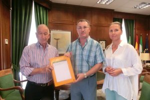 Gabriel Amat, Cristóbal Rodríguez y Dolores Martínez tras la firma del Proyecto Alhama.