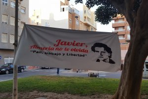 Cartel instalado en el lugar donde se celebró el acto conmemorativo a Javier Verdejo.