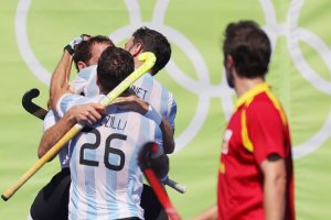 Los jugadores argentinos celebrando el triunfo ante España.