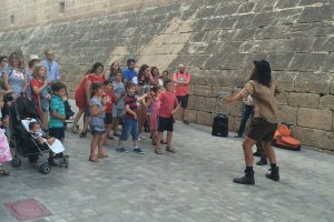 Momento de una de las visitas teatralizadas por las calles de la ciudad.