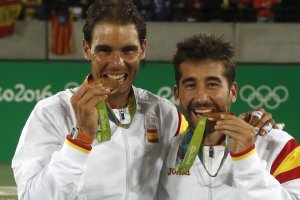 Con sus medallas.