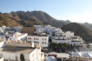 Vista actual del pueblo, con la plaza y el mirador en primer término.