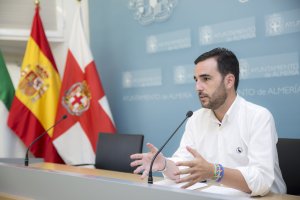 Momento de la rueda de prensa del concejal de Fomento y Comercio del Ayuntamiento, Carlos Sánchez