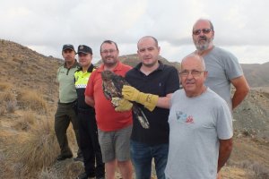 Responsables de Medio Ambiente y participantes del rescate del animal antes de liberarla.