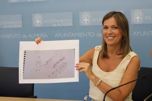 La concejala de Cultura, Ana Martínez Labella, junto al boceto de la que será la carroza dedicada a "la refajona" Mª del Mar