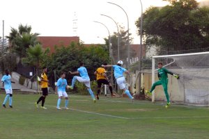 Segura estuvo a punto de marcar de cabeza.