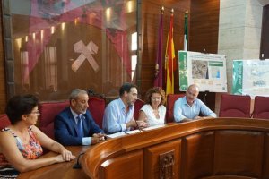 El consejero de Fomento, Felipe López, presentó el proyecto junto a las autoridades política implicadas.