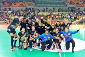 Las guerreras con Carmen Martín celebrando la victoria ante Brasil.