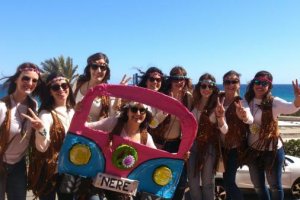 Un grupo de chicas de celebración en Mojácar.