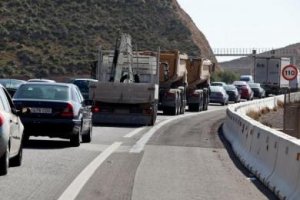 Cola de vehículos en el acceso a la capital almeriense.