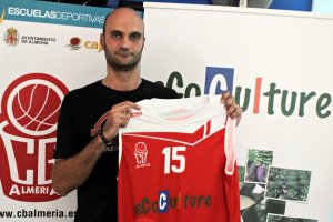 El nuevo jugador mostrando su camiseta.