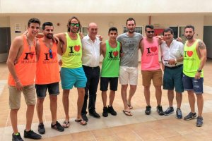 Marc Márquez y su hermano Alex con amigos en Mojácar