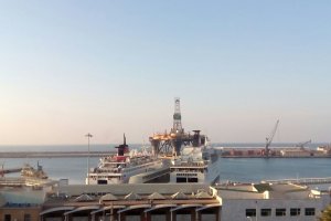 Al fondo, la plataforma Scarabeo, situada en el muelle de Poniente del Puerto de Almería.