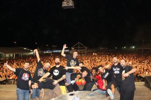 La Raíz ante un público de lo más entregado.