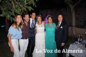 José Fernández, Tomatito; con su esposa, Mari Ángeles Torres; los novios, José del Tomate y Rosa Alba Torres; posando junto al gran amigo de Tomatito