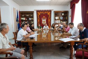 Imagen de la reunión con miembros de Veraplayazul y responsables municipales.