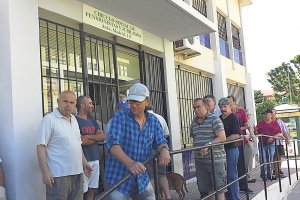 Imagen de mayores a las puertas del Centro.