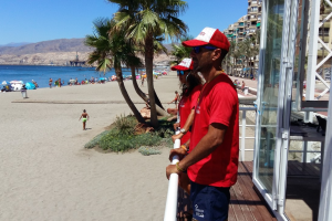 Socorristas en el puesto de la playa de El Palmeral.