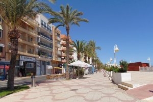La pelea tuvo lugar en un céntrico restaurante del Paseo del Malecón de Garrucha (en la imagen).