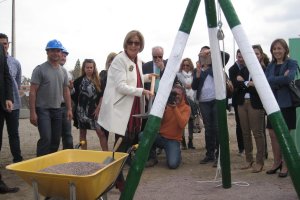 La consejera Adelaida de la Calle coloca la primera piedra del IES El Toyo.