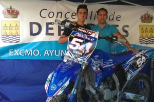 El piloto junto al concejal Mario Torregrosa.