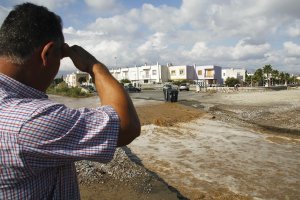 Un vecino observa el estado de la rambla en Costacabana en una imagen de archivo.