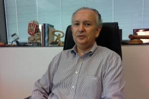 Luis Columna, con el banderín UDA en su despacho.