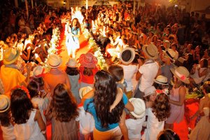 Aguamarga se vistió de moda con la pasarela que Mar Segura organizó, en colaboración con la AAVV de Aguamarga y el Ayuntamiento nijareño.