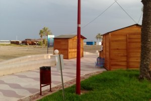 Casetas de madera ocupando el paseo marítimo.