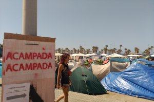 Una joven camina, ayer, junto a una de las zonas de acampada habilitadas en el Pago del Lugar con motivo de la celebración en Adra del festival de mú