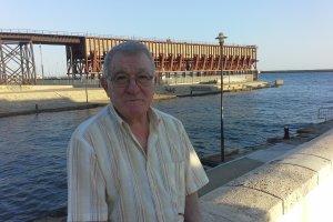 Román posa para LA VOZ con el Cable Inglés de fondo.