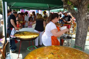 La paella popular concentra a numerosos vecinos y visitantes.