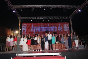 La alcaldesa de Níjar, Esperanza Pérez, la Comisión de Fiestas y las Reinas, Damas y Míster de las Fiestas de Campohermoso.