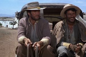 Eastwood y Wallach y tras ellos el Cortijo del Fraile.