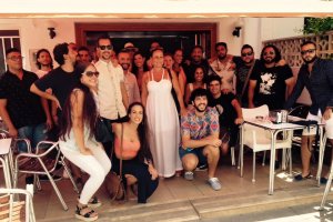 Foto de familia de los artistas que se reunieron el miércoles en el bar Robles del barrio almeriense del Zapillo.