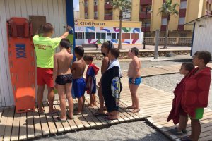 Niños del municipio junto a un instructor de Protección Civil.