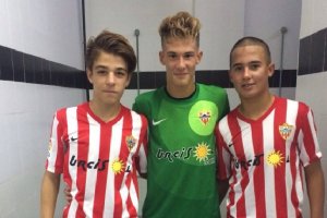 Saldaña, de verde, con dos compañeros del Almería.