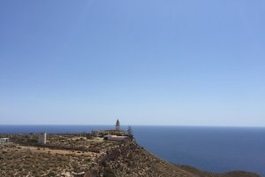 Faro de Mesa Roldán, a 222 metros de altura, se erige en un mirador excepcional.