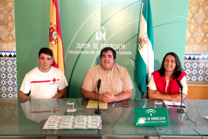 Javier Alastrué, voluntario, Ramón Soto, coordinador del IAJ, y Pilar Pérez, coordinadora de Cruz Roja Juventud.